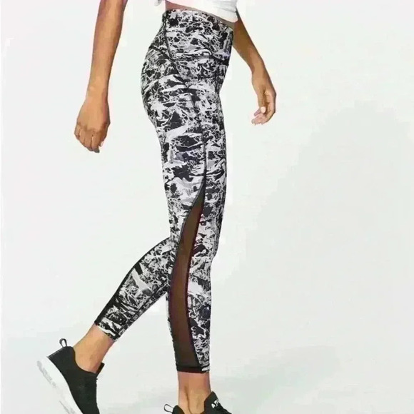 Lululemon Train Times 7/8  Pant (25" )
Interlaced Starlight Black / Black - Picture 1 of 10